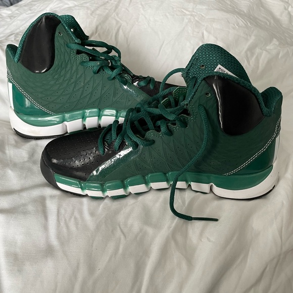 D Rose basketball sneakers - Picture 2 of 5